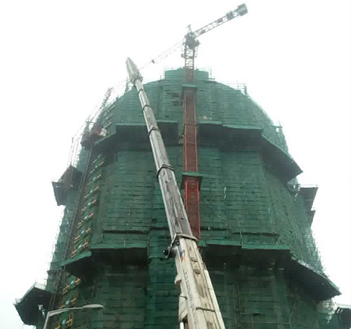 鄂城吊车在工地上作业